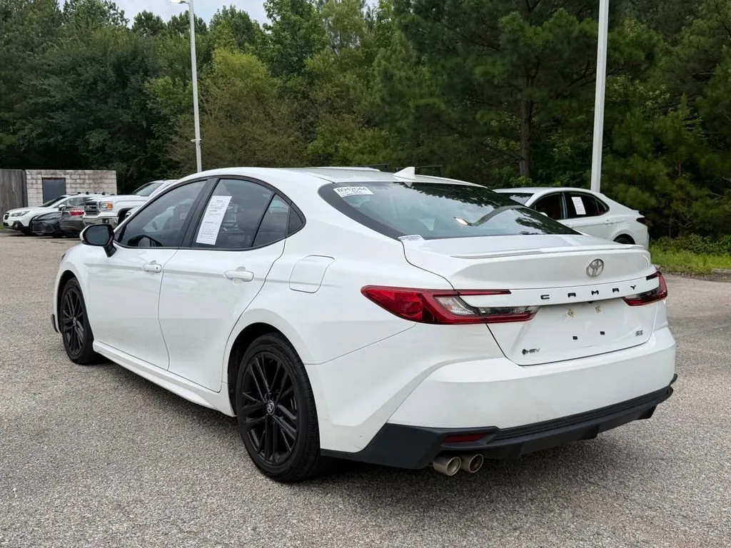 2025 Toyota Camry SE thumbnail 2