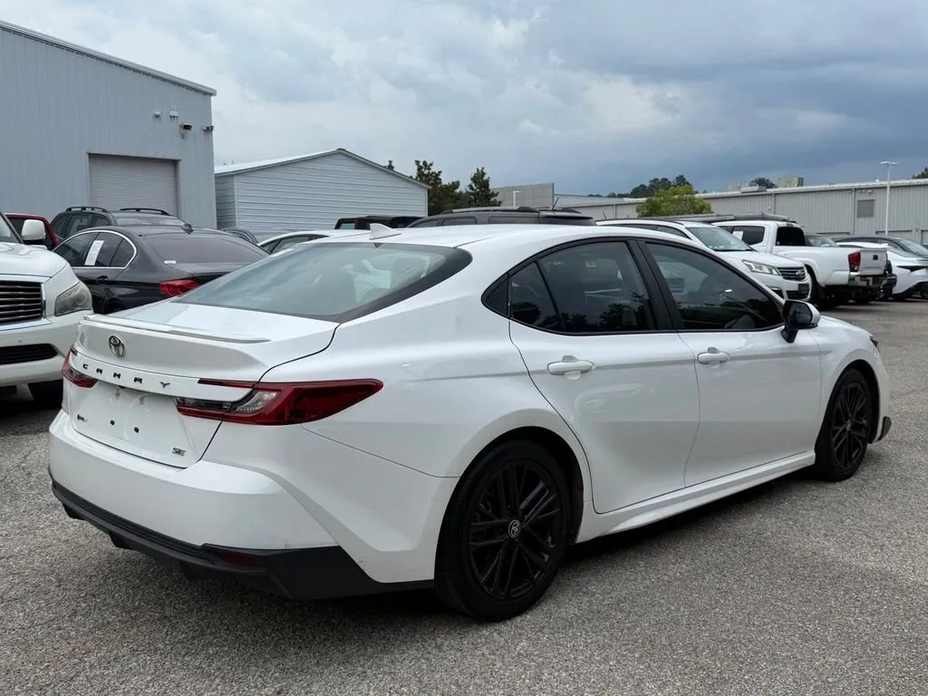 2025 Toyota Camry SE thumbnail 3