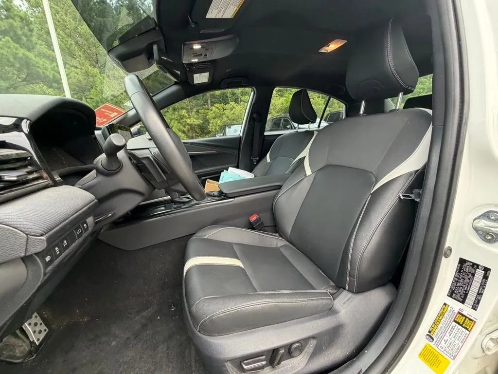 2025 Toyota Camry SE thumbnail 5