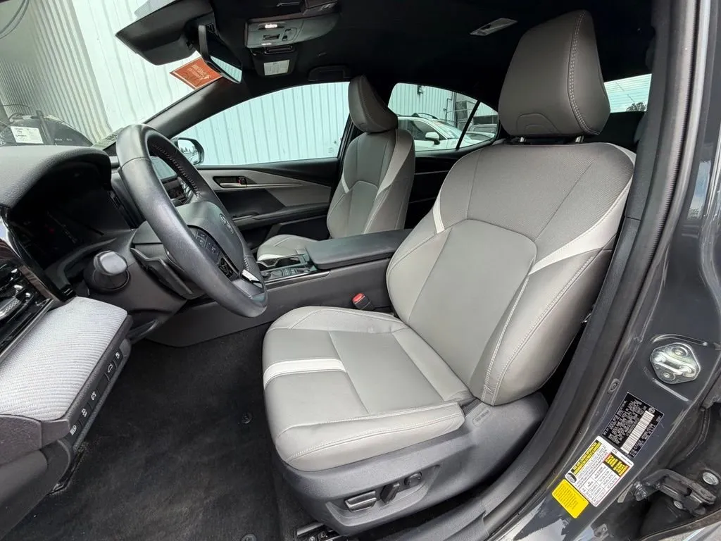 2025 Toyota Camry SE thumbnail 5