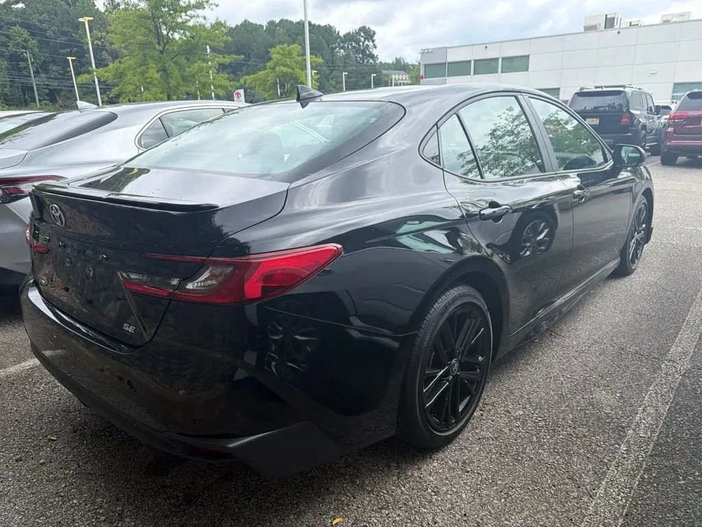 2025 Toyota Camry SE thumbnail 3