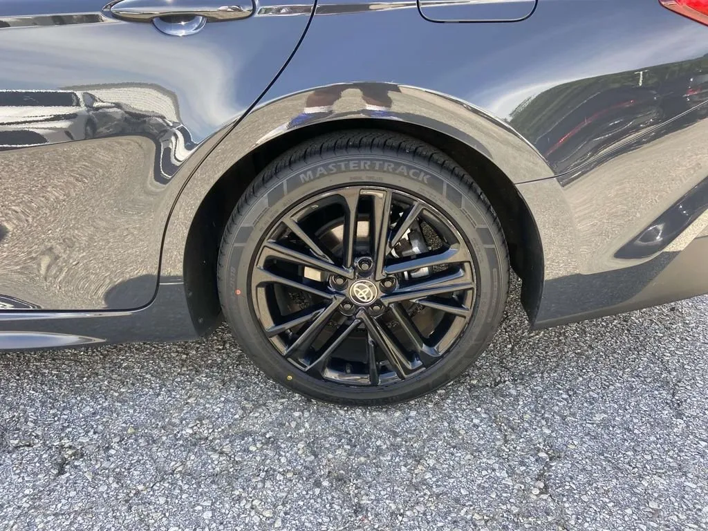 2025 Toyota Camry SE thumbnail 10