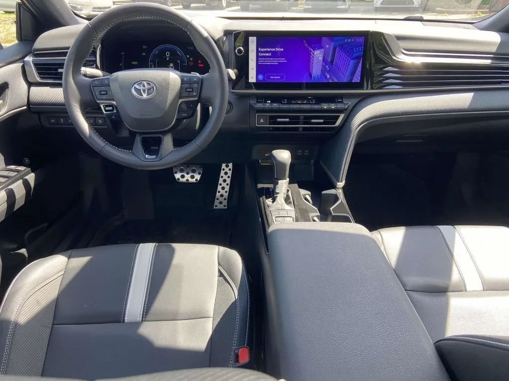 2025 Toyota Camry SE thumbnail 11