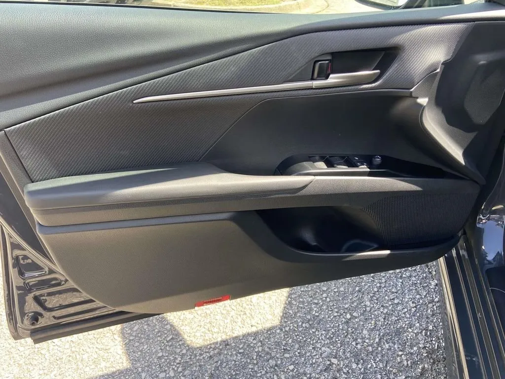 2025 Toyota Camry SE thumbnail 12