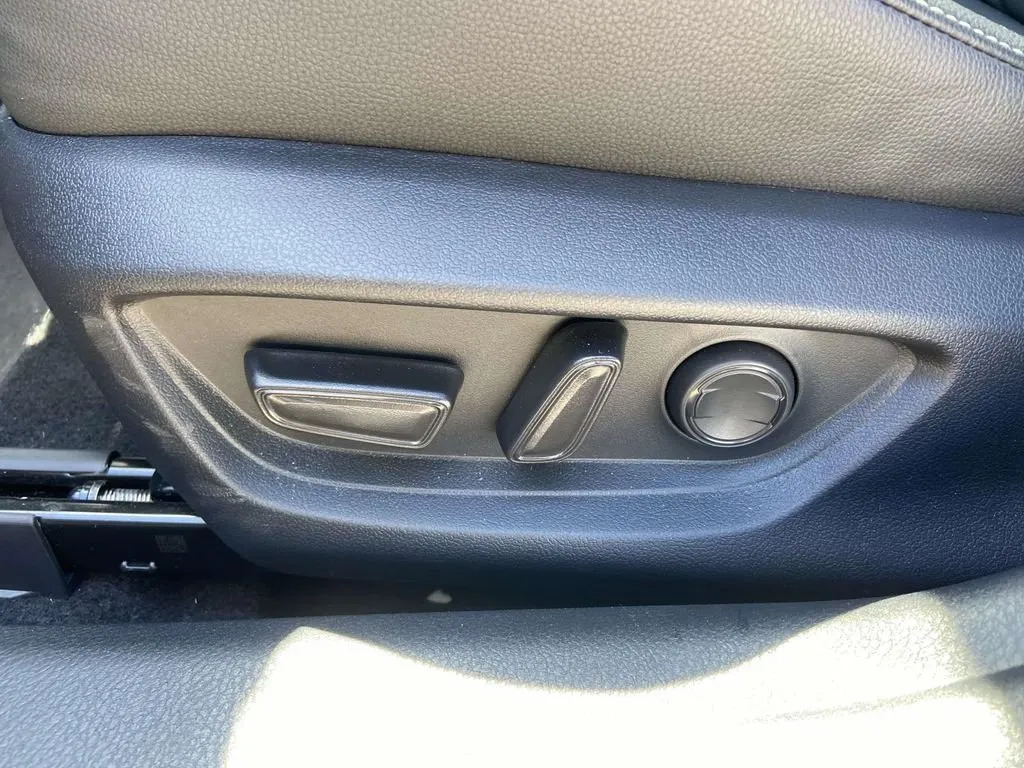 2025 Toyota Camry SE thumbnail 15