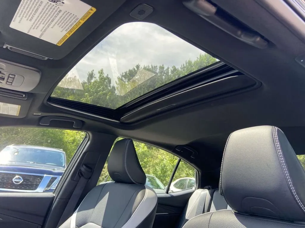 2025 Toyota Camry SE thumbnail 17