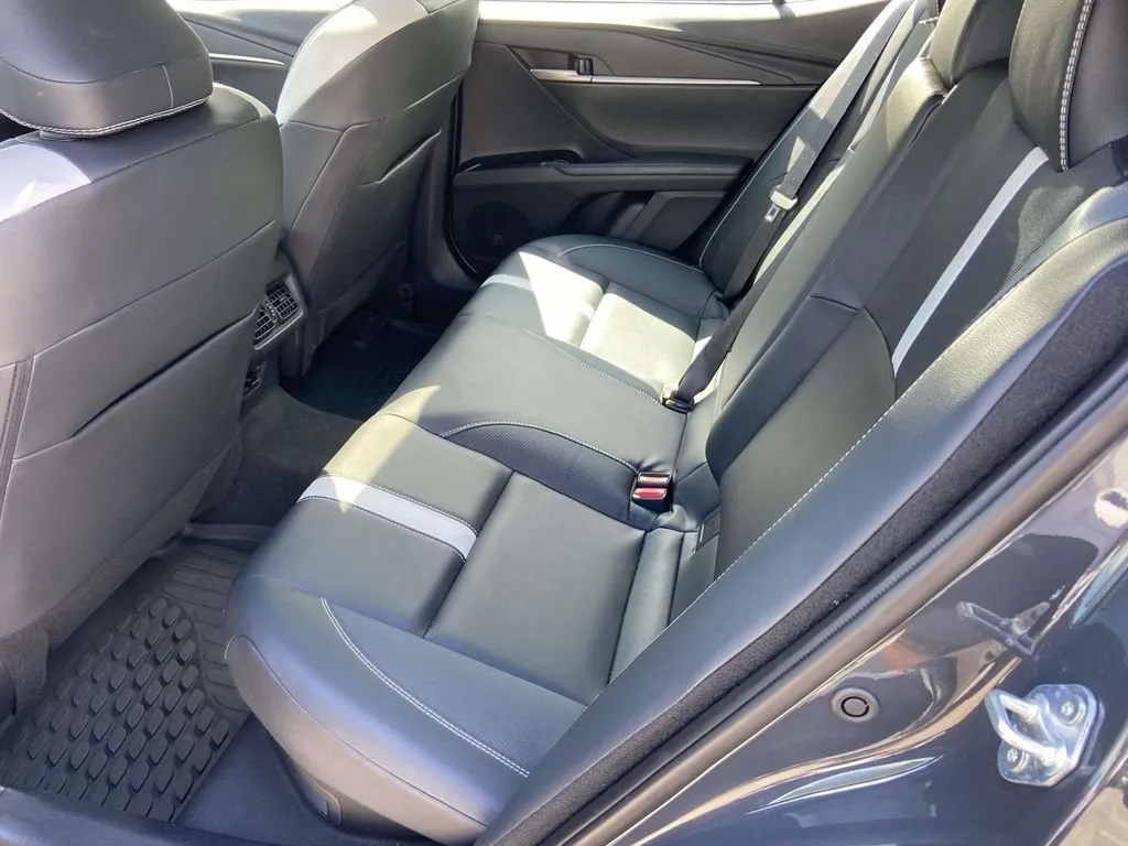 2025 Toyota Camry SE thumbnail 18