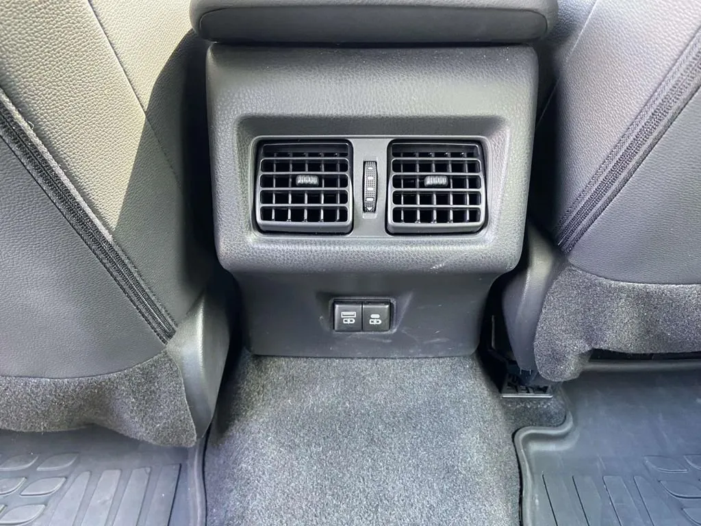 2025 Toyota Camry SE thumbnail 19