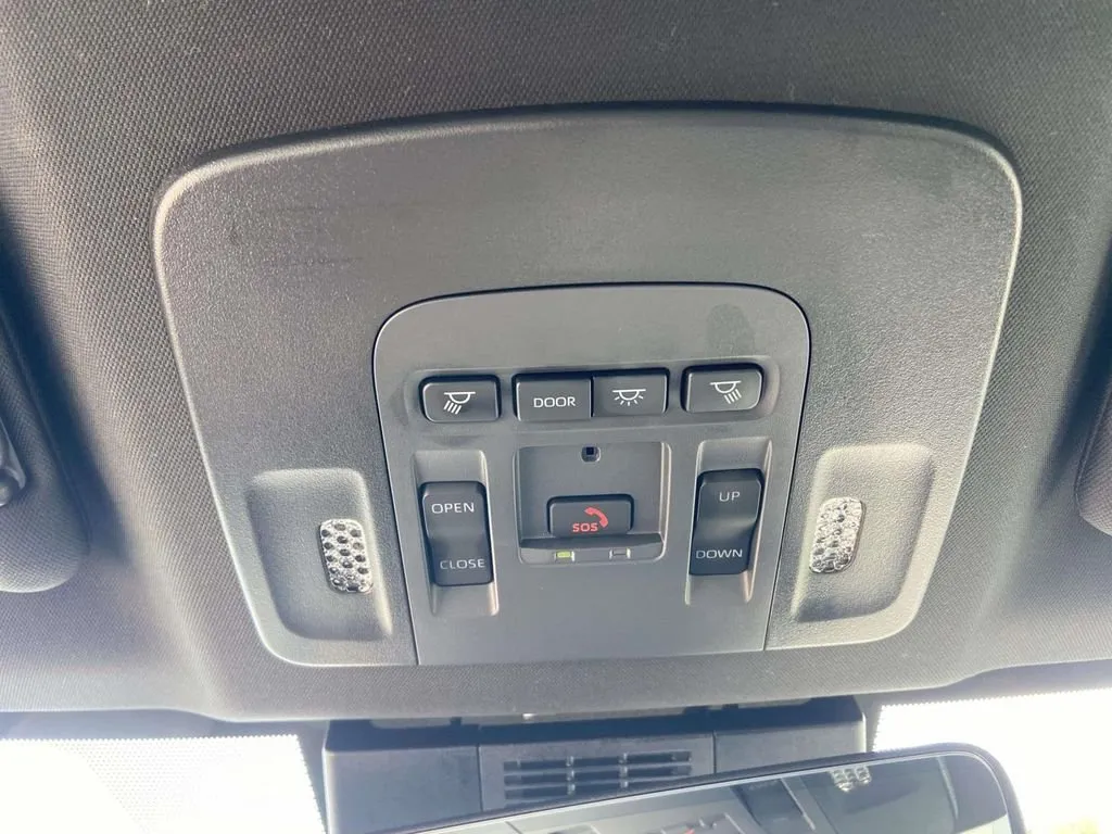 2025 Toyota Camry SE thumbnail 21