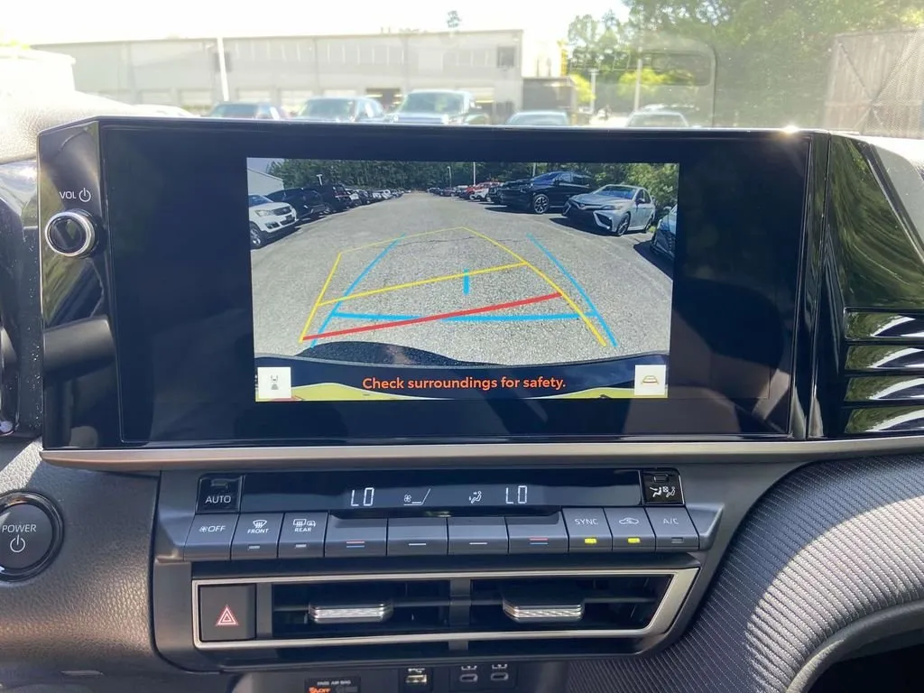 2025 Toyota Camry SE thumbnail 23