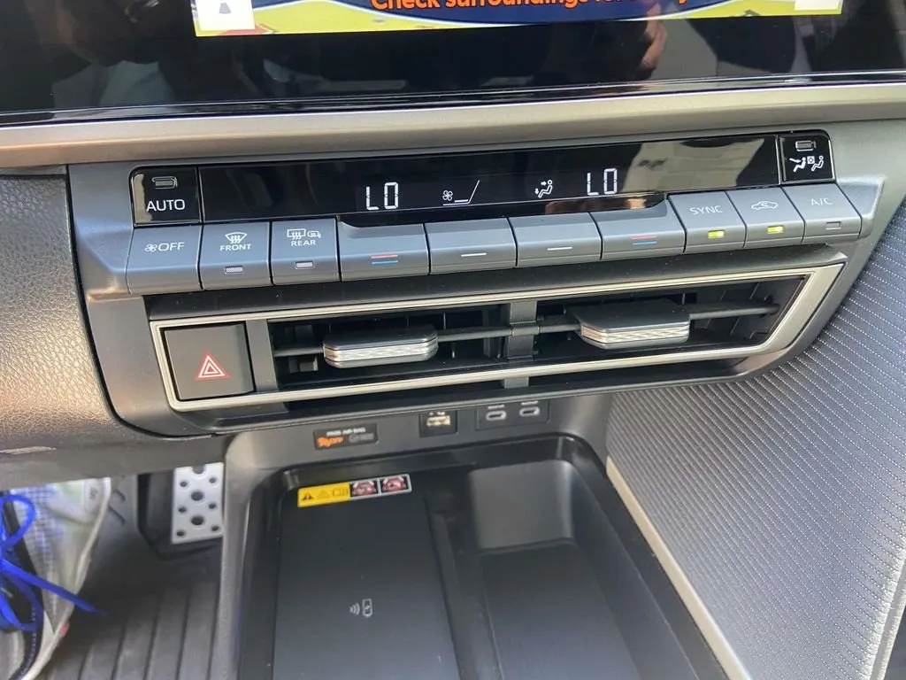 2025 Toyota Camry SE thumbnail 24