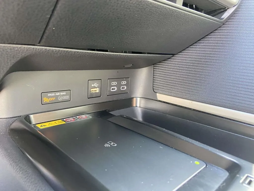 2025 Toyota Camry SE thumbnail 25