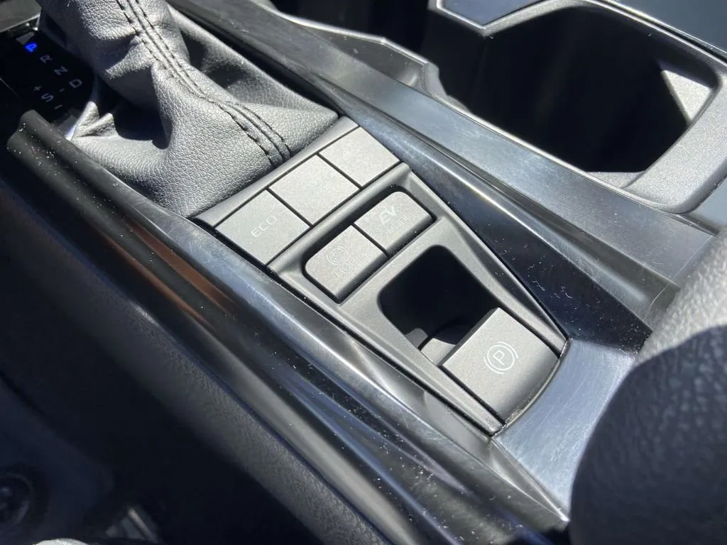 2025 Toyota Camry SE thumbnail 26