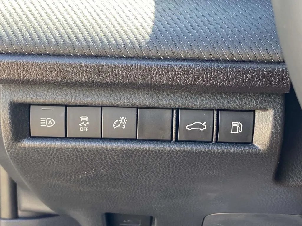 2025 Toyota Camry SE thumbnail 28