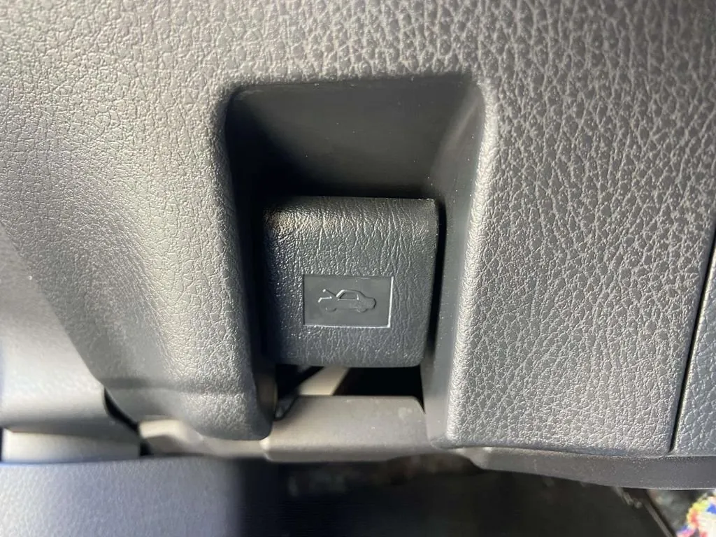 2025 Toyota Camry SE thumbnail 29
