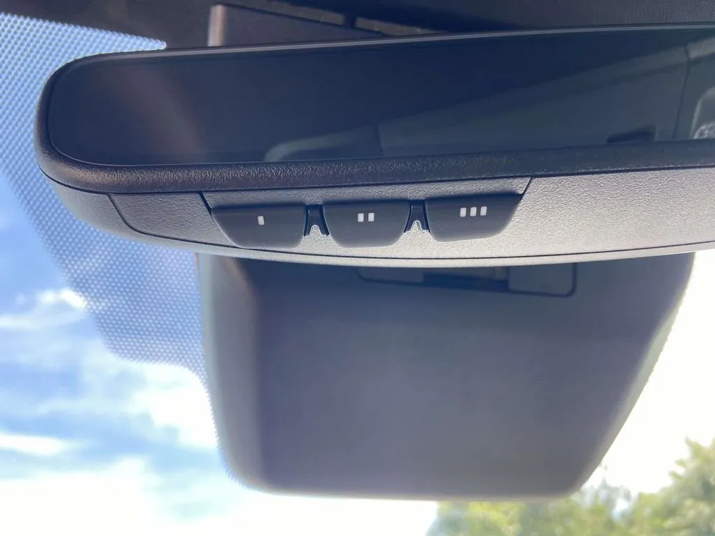 2025 Toyota Camry SE thumbnail 30