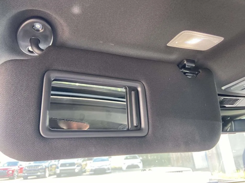 2025 Toyota Camry SE thumbnail 31