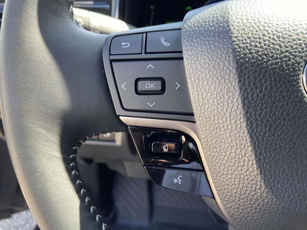 2025 Toyota Camry SE thumbnail 32