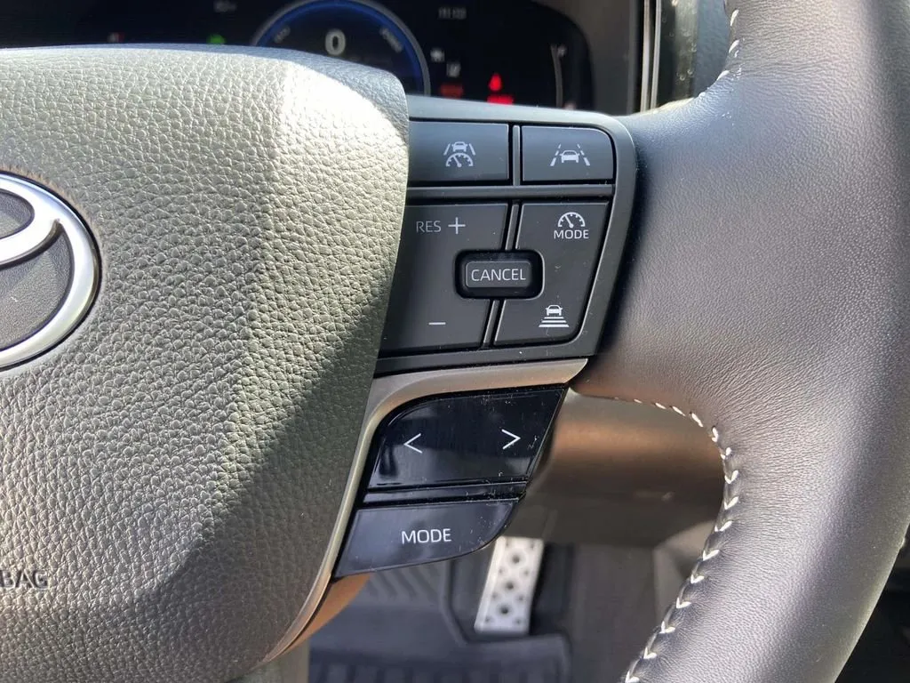 2025 Toyota Camry SE thumbnail 33