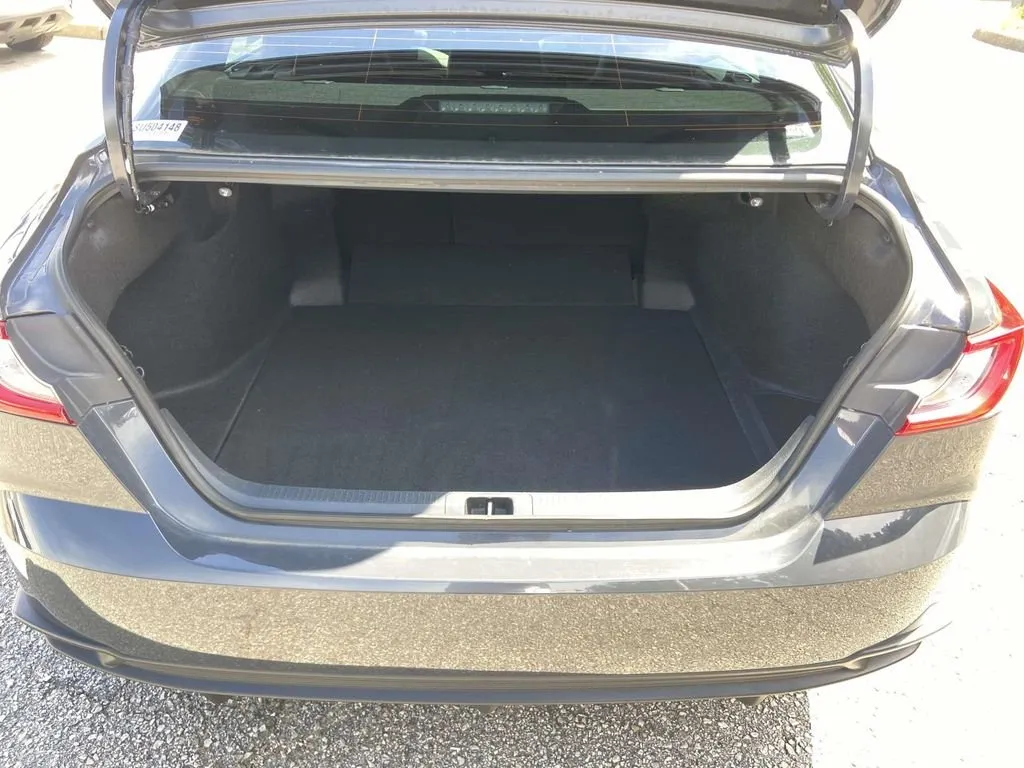 2025 Toyota Camry SE thumbnail 9