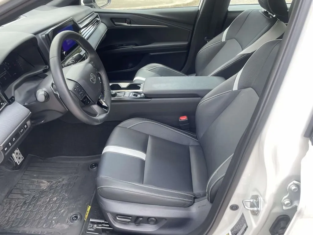 2025 Toyota Camry SE thumbnail 12