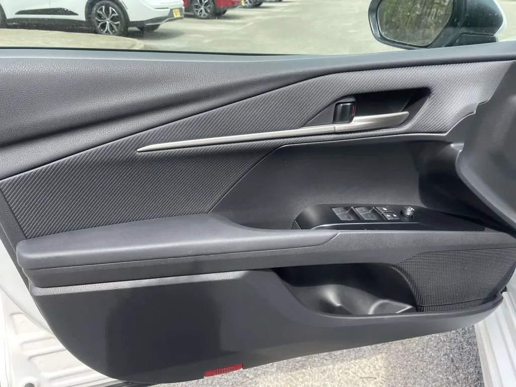 2025 Toyota Camry SE thumbnail 16