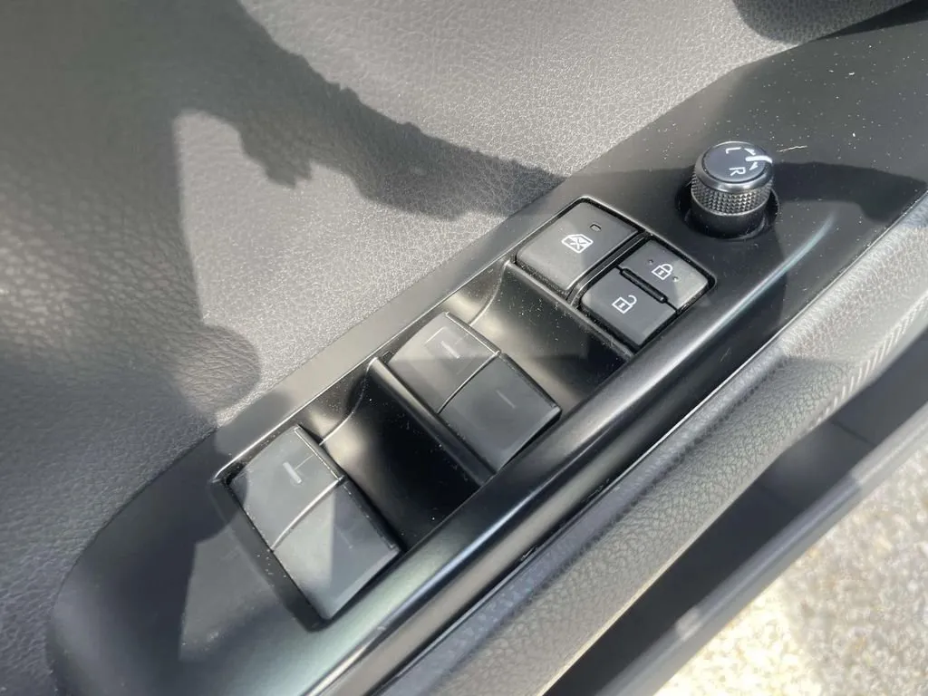 2025 Toyota Camry SE thumbnail 18