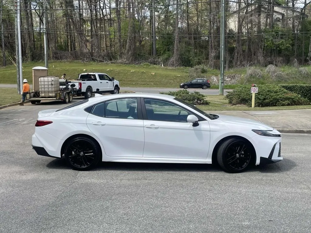 2025 Toyota Camry SE thumbnail 2
