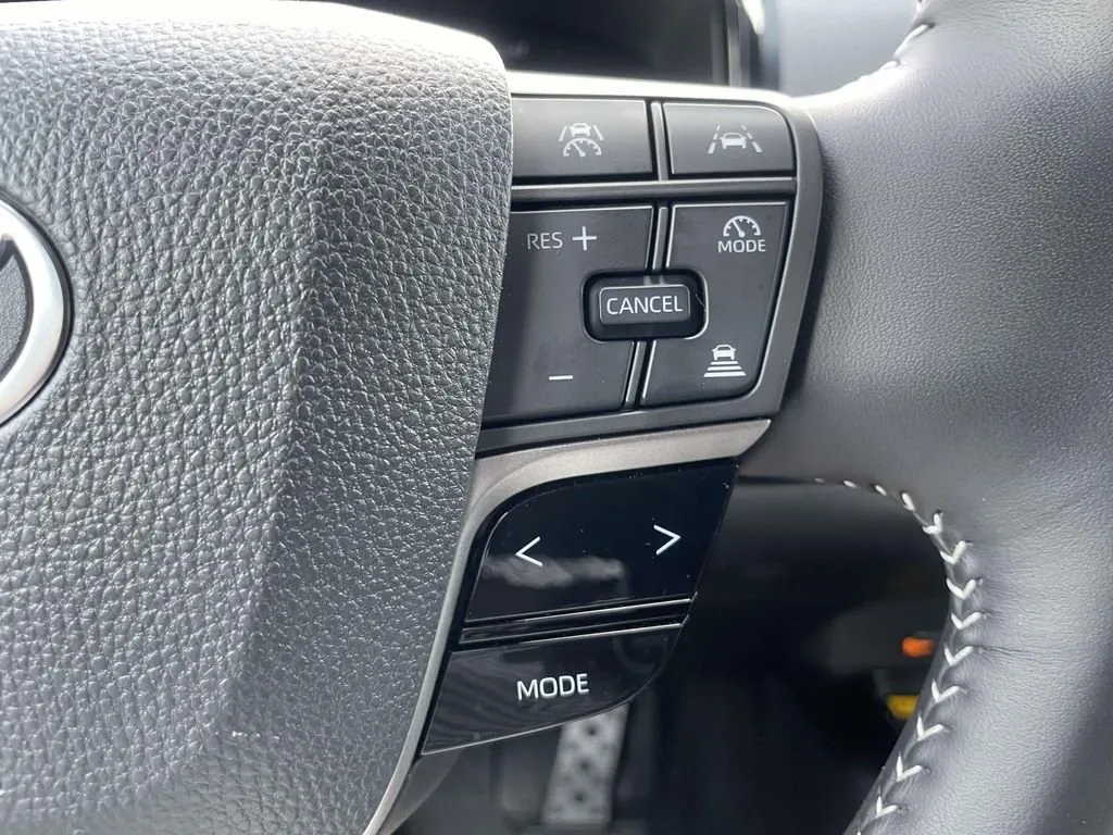 2025 Toyota Camry SE thumbnail 20