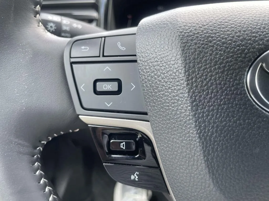 2025 Toyota Camry SE thumbnail 22
