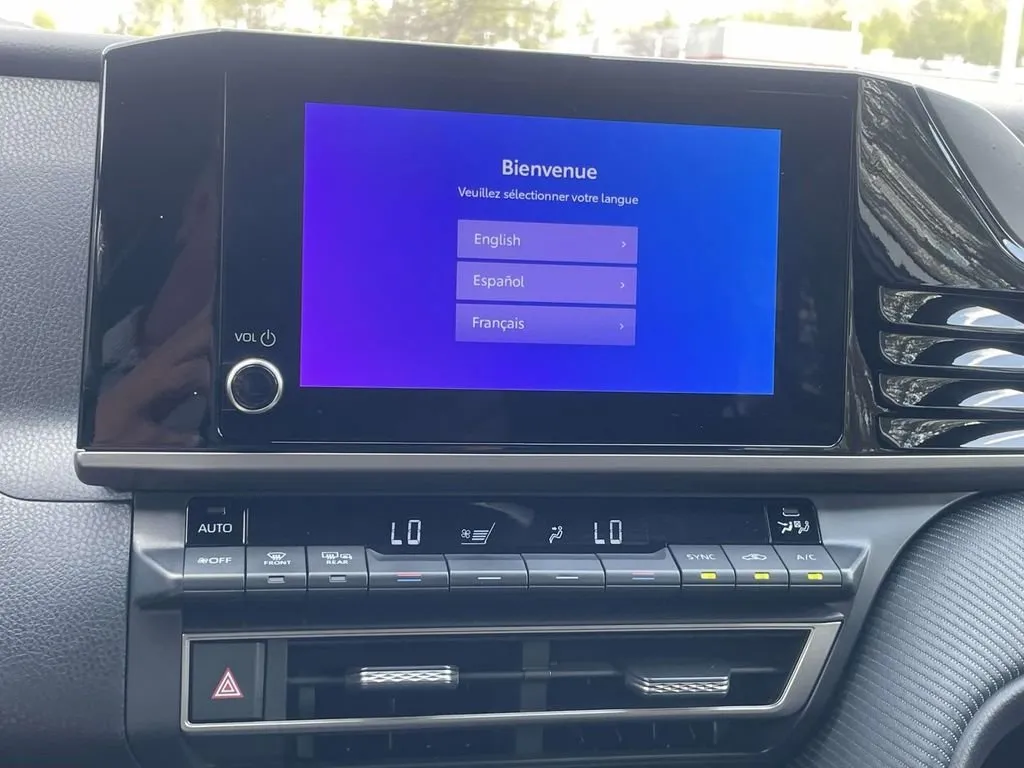 2025 Toyota Camry SE thumbnail 24