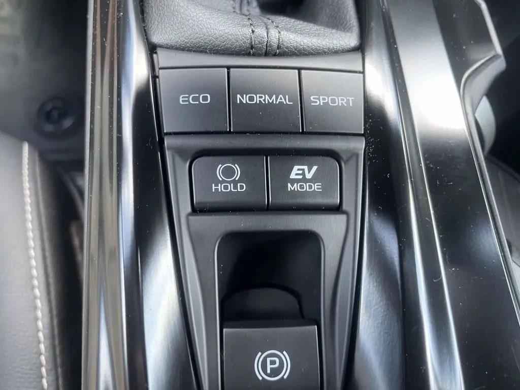 2025 Toyota Camry SE thumbnail 28