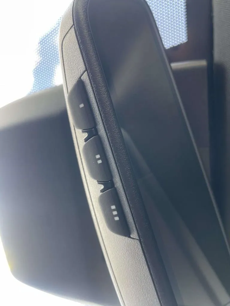 2025 Toyota Camry SE thumbnail 30