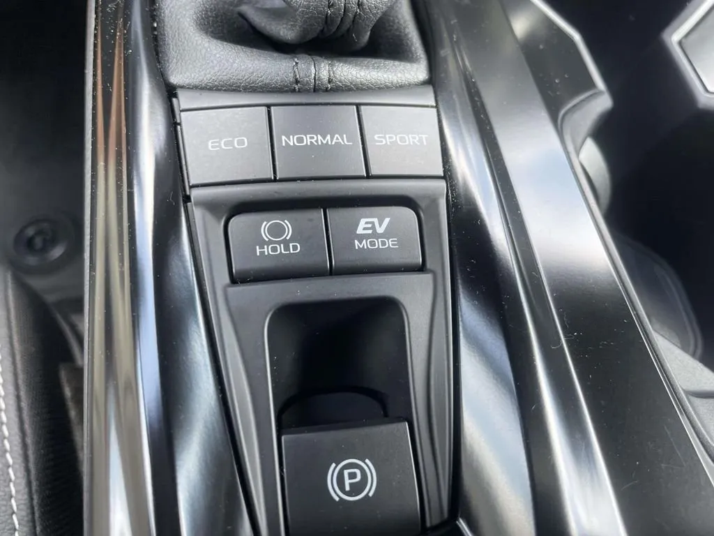 2025 Toyota Camry SE thumbnail 31