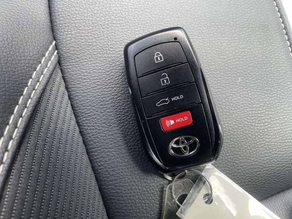 2025 Toyota Camry SE thumbnail 32