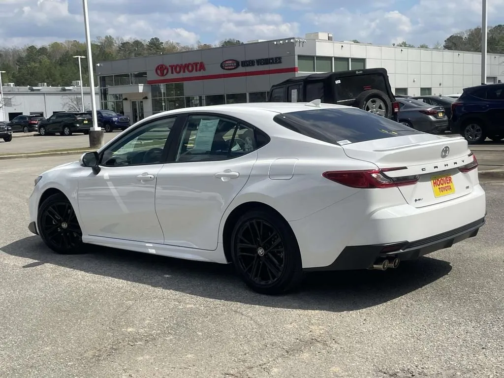 2025 Toyota Camry SE thumbnail 5