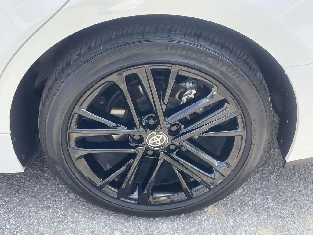 2025 Toyota Camry SE thumbnail 9