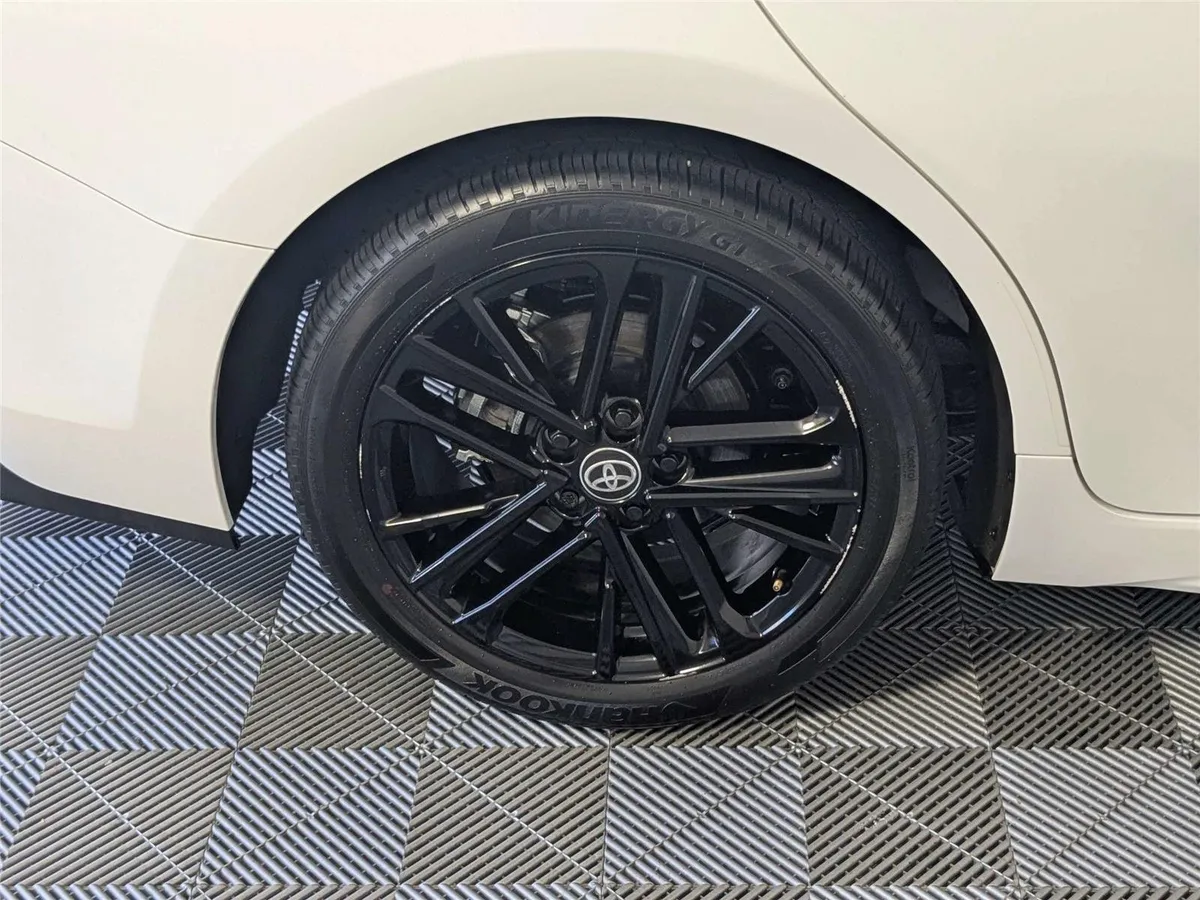 2025 Toyota Camry SE thumbnail 10
