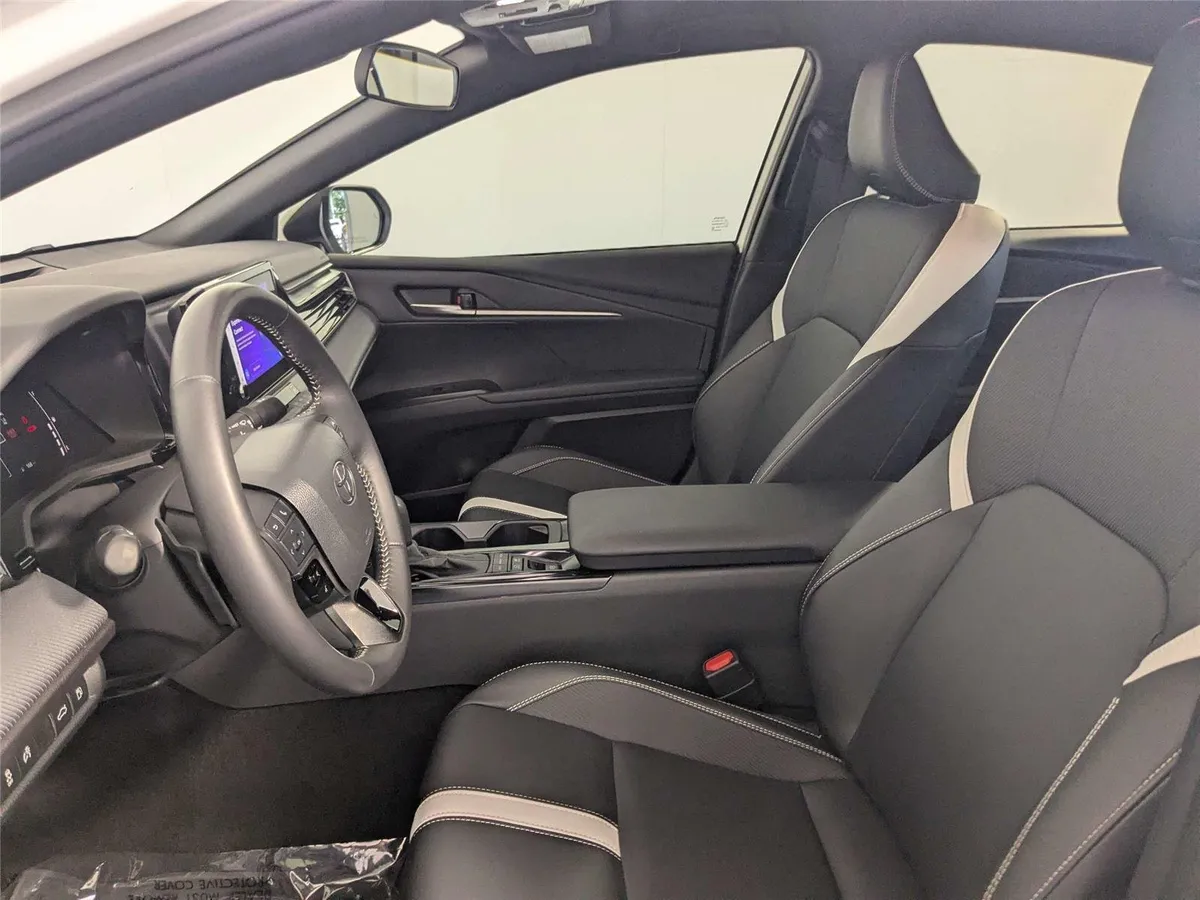2025 Toyota Camry SE thumbnail 11