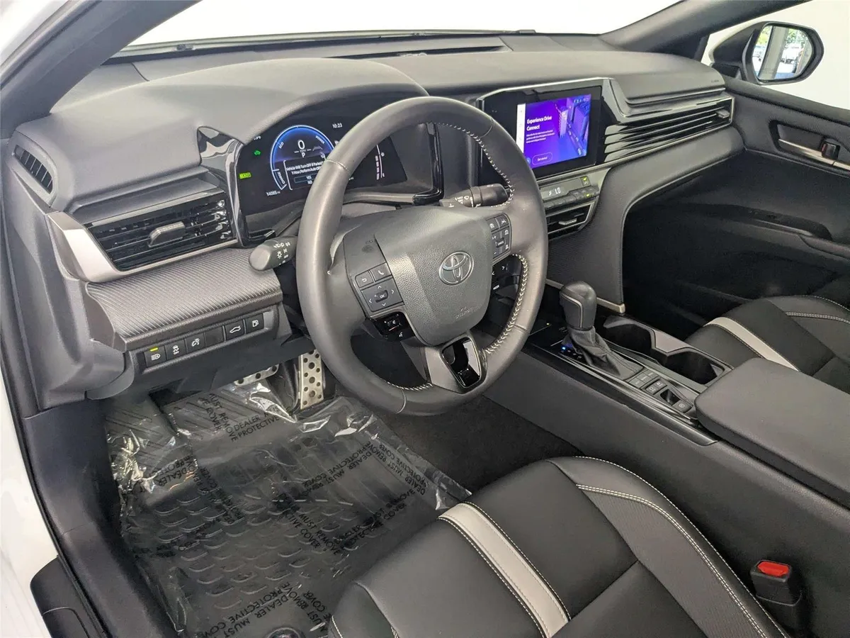2025 Toyota Camry SE thumbnail 12