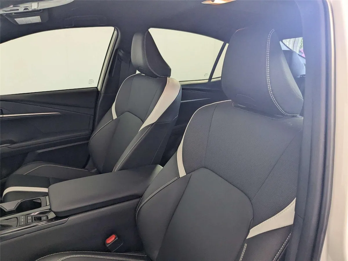 2025 Toyota Camry SE thumbnail 13