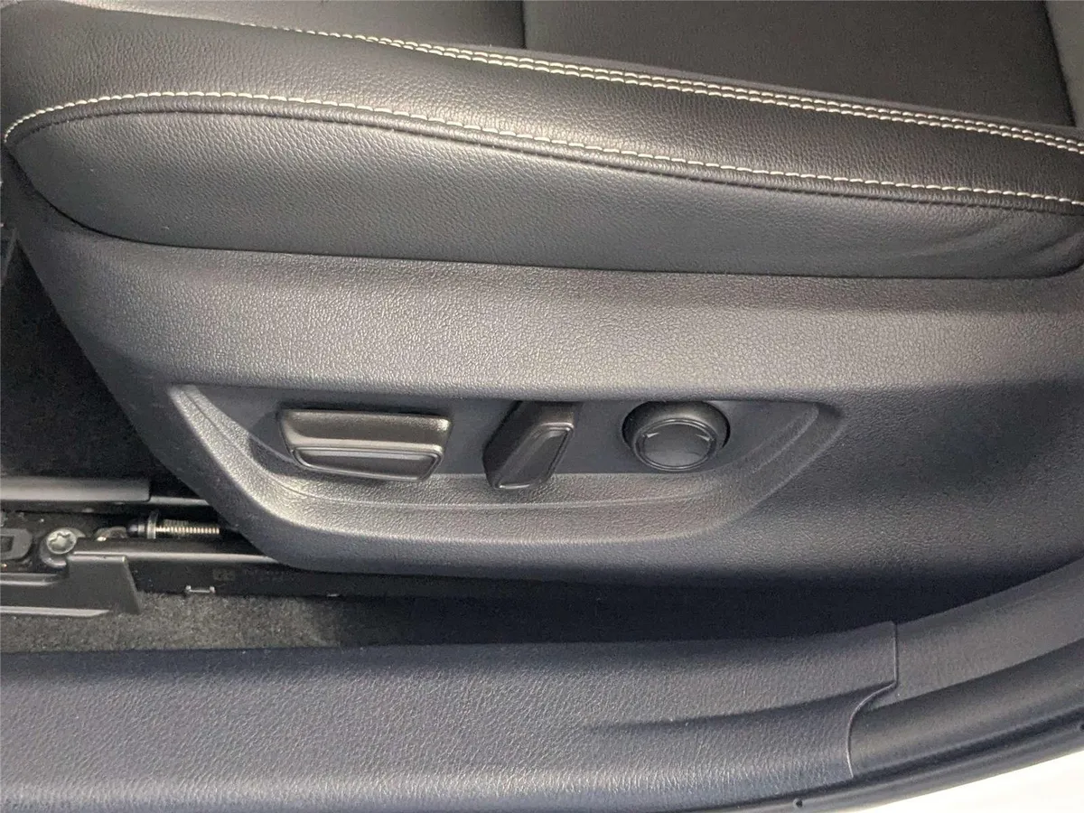 2025 Toyota Camry SE thumbnail 14