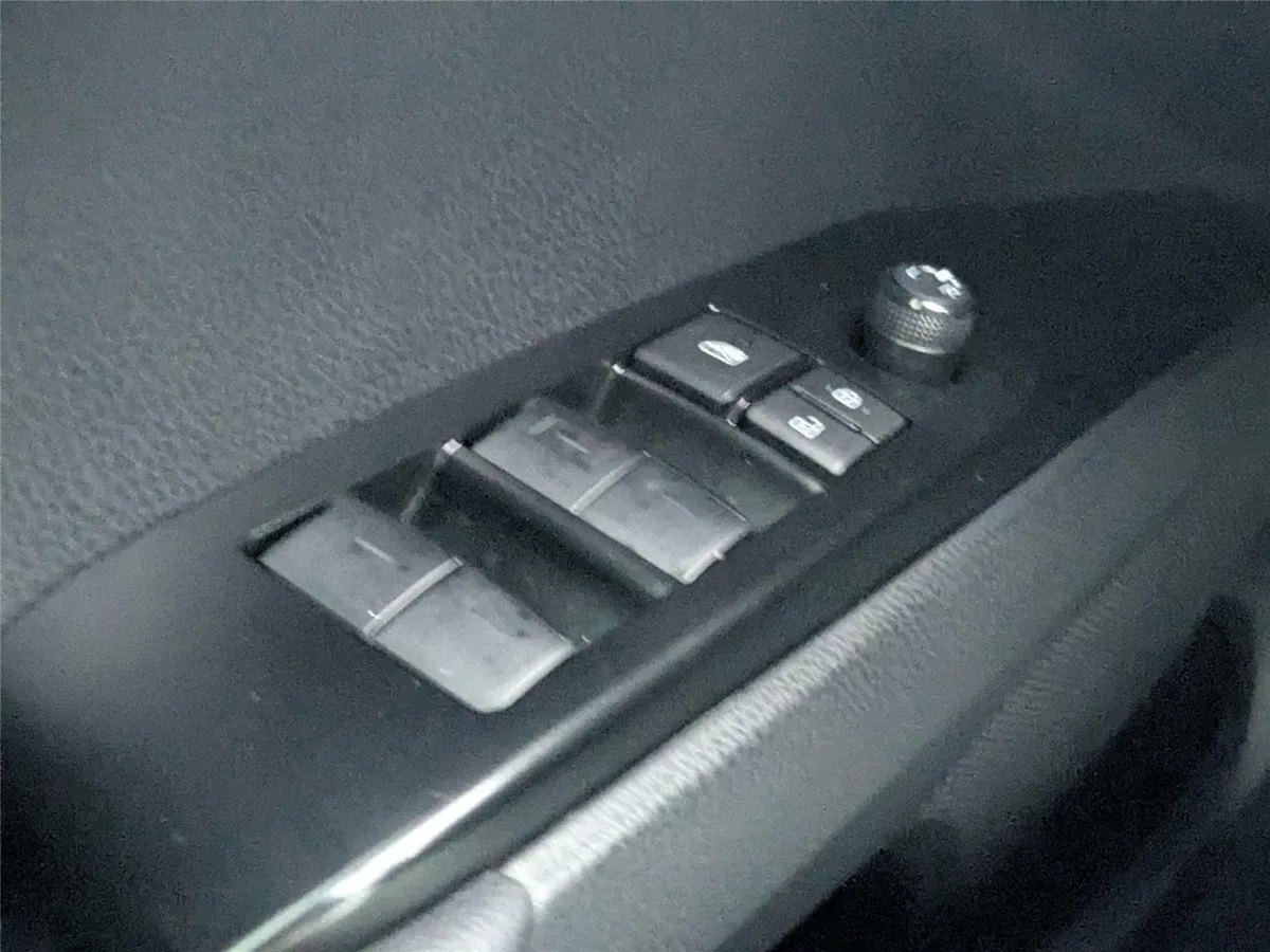 2025 Toyota Camry SE thumbnail 15
