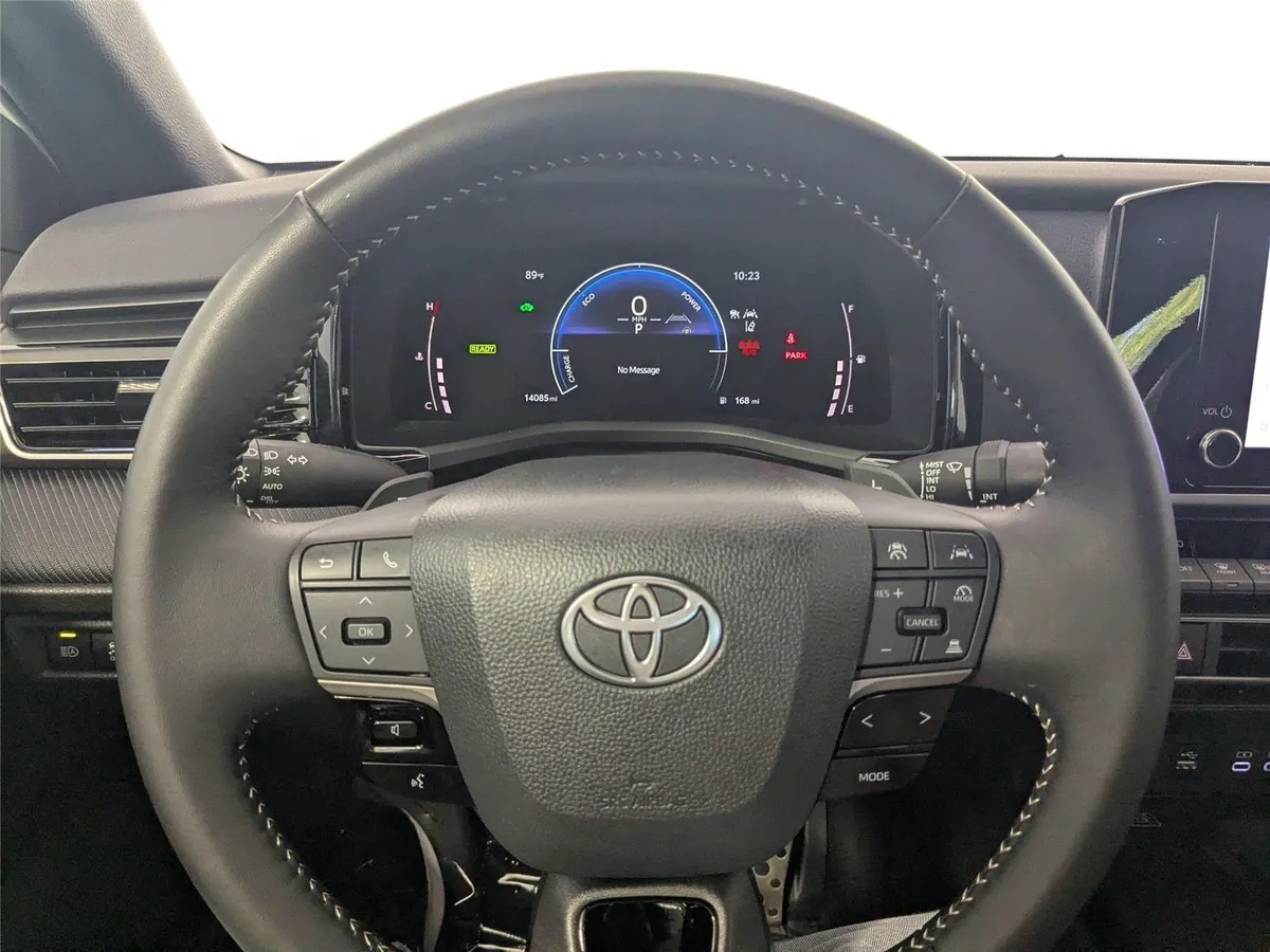 2025 Toyota Camry SE thumbnail 16