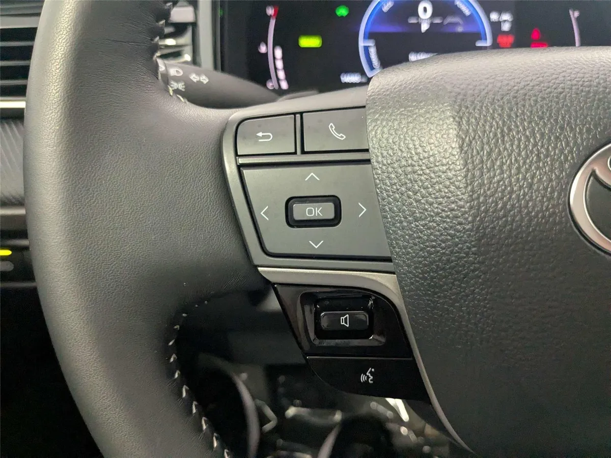 2025 Toyota Camry SE thumbnail 17
