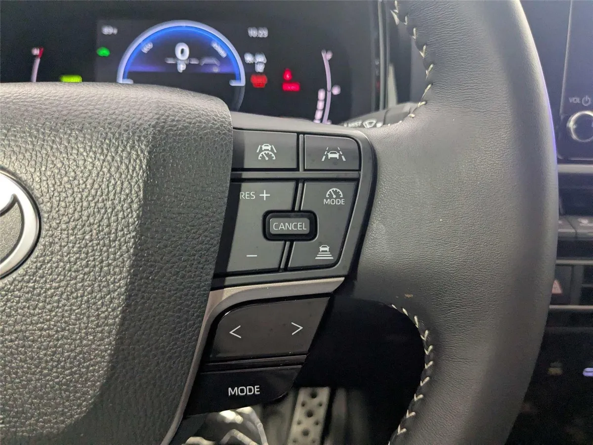 2025 Toyota Camry SE thumbnail 18