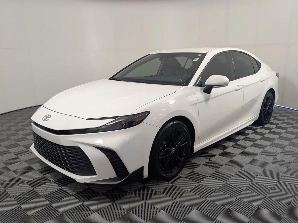 2025 Toyota Camry SE thumbnail 2