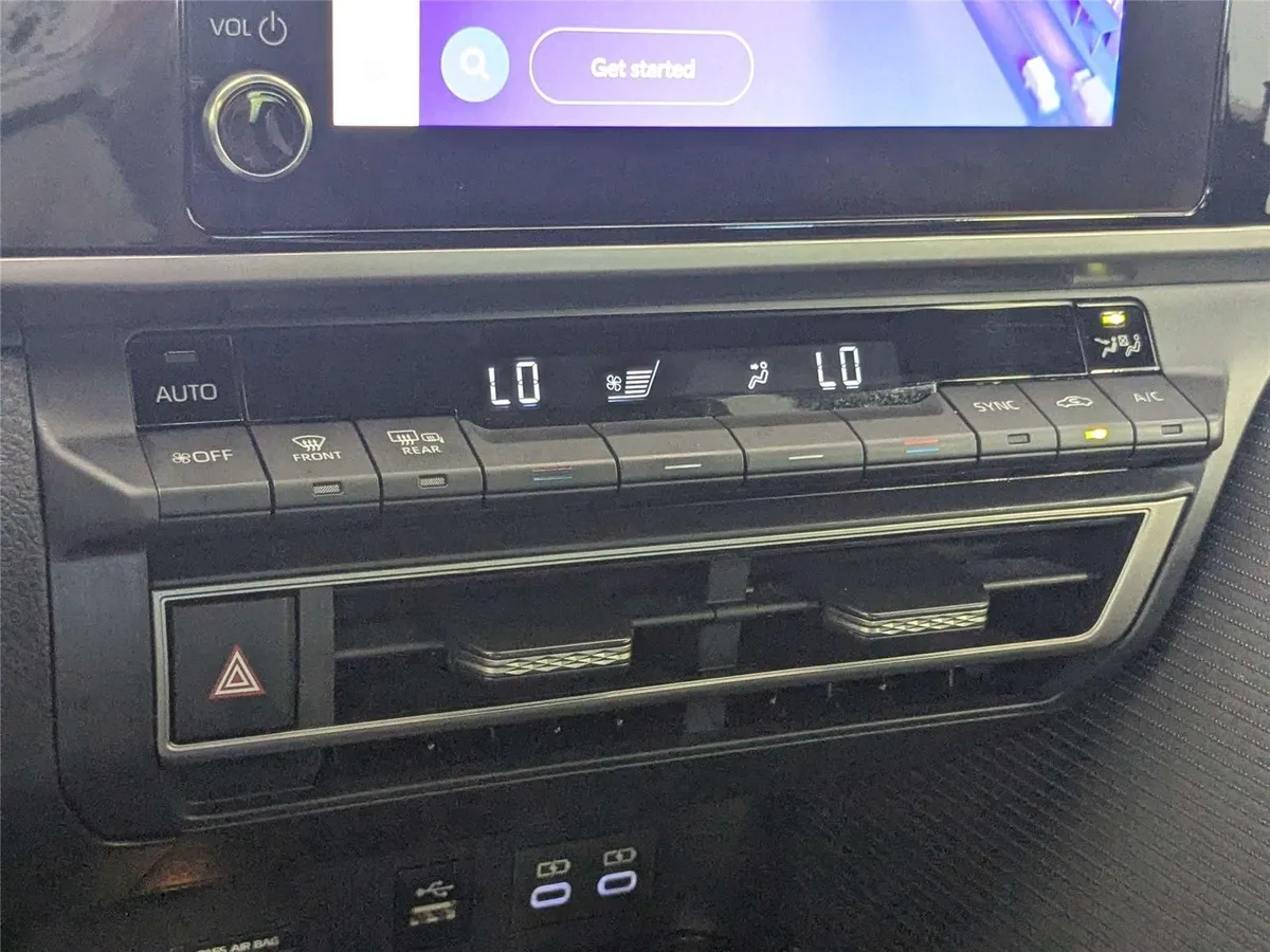 2025 Toyota Camry SE thumbnail 21