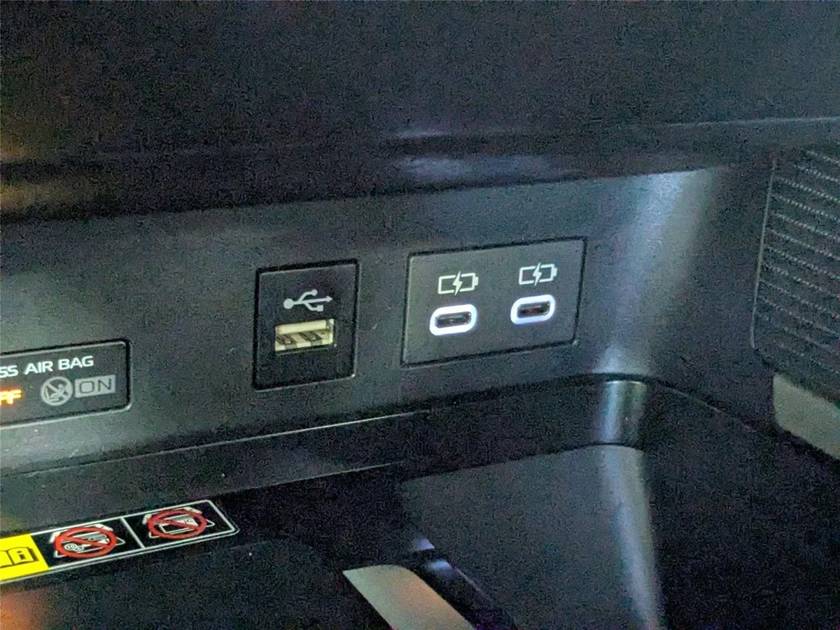 2025 Toyota Camry SE thumbnail 22