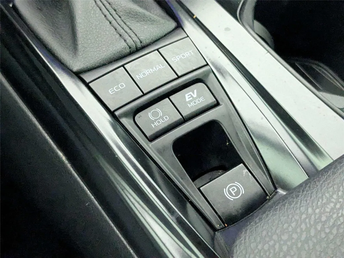2025 Toyota Camry SE thumbnail 24